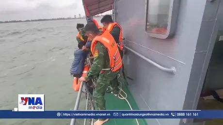 Hai ngư dân được cứu sống sau vụ lật thuyền ở biển Cửa Lò