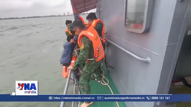 Hai ngư dân được cứu sống sau vụ lật thuyền ở biển Cửa Lò