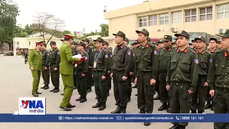 Lá chắn thép cảnh sát cơ động giữa mùa đông giá rét