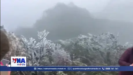 Đỉnh Mẫu Sơn xuất hiện băng giá
