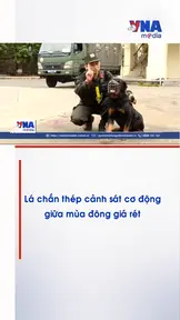 Lá chắn thép cảnh sát cơ động giữa mùa đông giá rét