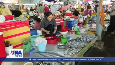 Tôm tăng giá cao nhưng sức tiêu thụ chậm