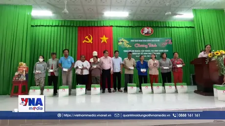 Trao quà Tết cho gia đình chính sách, hộ nghèo và cận nghèo ở Vĩnh Long