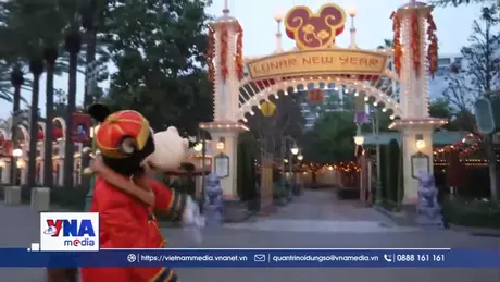 Rộn ràng không khí Tết tại Công viên Disneyland