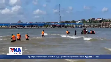 Hỗ trợ cứu kéo thuyền đánh cá bị chìm trên biển Quảng Trị