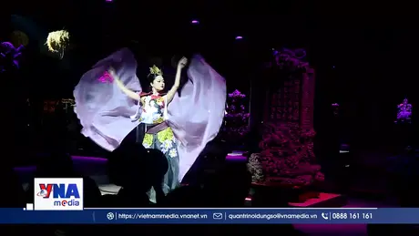 Giao hòa giữa gốm và áo dài tại Bảo tàng Hà Nội