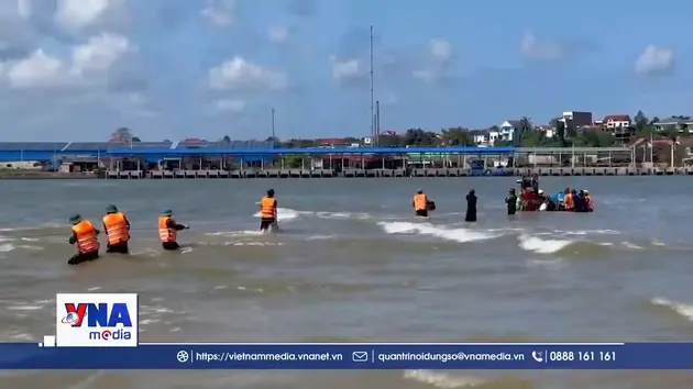 Hỗ trợ cứu kéo thuyền đánh cá bị chìm trên biển Quảng Trị