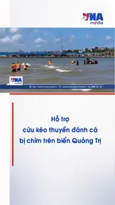 Hỗ trợ cứu kéo thuyền đánh cá bị chìm trên biển Quảng Trị