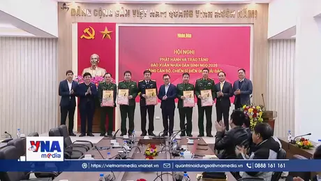 Trao tặng Báo Xuân Bính Ngọ tới cán bộ, chiến sĩ biên giới, hải đảo
