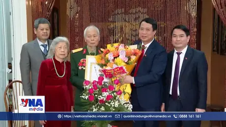 Phú Thọ trao tặng huy hiệu Đảng cho hơn 3.000 đảng viên dịp 3/2