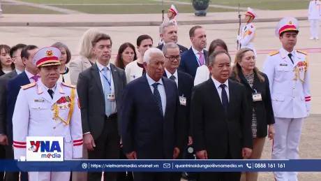 Chủ tịch Hội đồng châu Âu vào Lăng viếng Chủ tịch Hồ Chí Minh