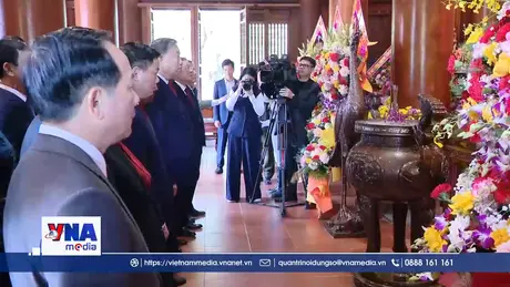 Tổng Bí thư Tô Lâm dâng hương tưởng niệm Chủ tịch Hồ Chí Minh