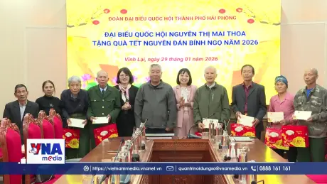 Tặng quà các đối tượng chính sách, người có công nhân dịp Tết Nguyên đán