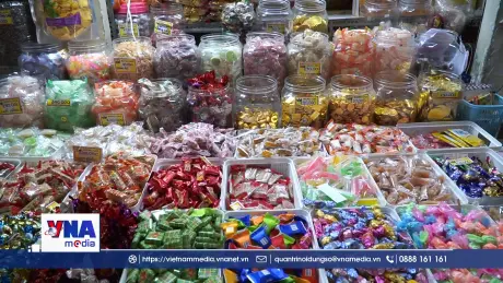 Chợ Tết vắng khách, tiểu thương nhập hàng cầm chừng