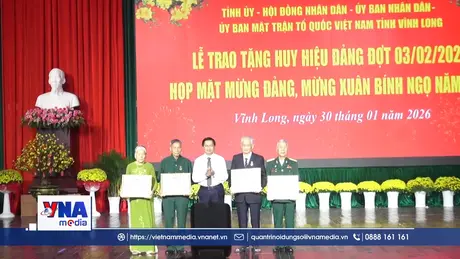 Vĩnh Long trao Huy hiệu Đảng tặng các đảng viên cao tuổi Đảng