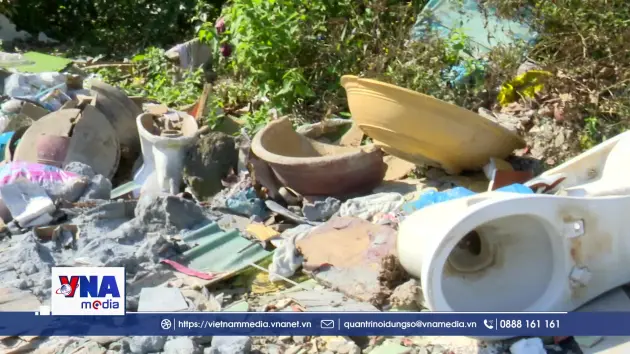 Hàng trăm tấn rác lấp đầy con đường trong làng Đại học Huế