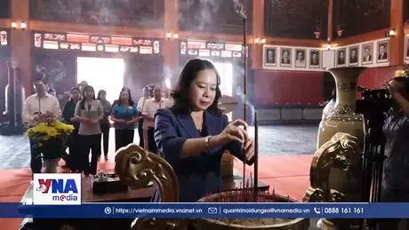 Phó Chủ tịch nước dâng hương tưởng nhớ Chủ tịch Tôn Đức Thắng