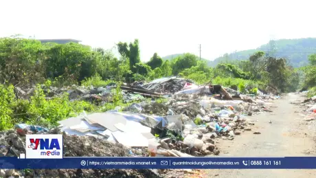 Hàng trăm tấn rác lấp đầy con đường trong làng Đại học Huế