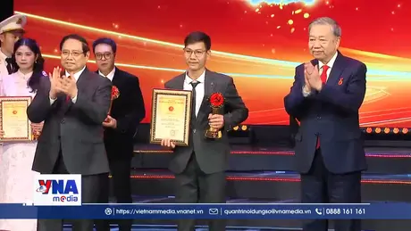 Tuyên dương Bí thư Chi bộ xuất sắc và trao Giải Búa liềm Vàng