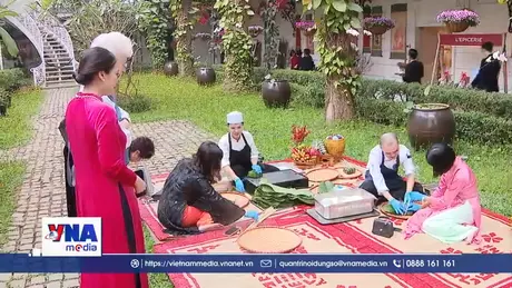 Khách Tây thích thú trải nghiệm Tết Việt