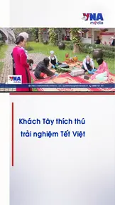 Khách Tây thích thú trải nghiệm Tết Việt 
