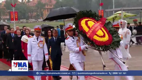 Đoàn kiều bào tiêu biểu vào Lăng viếng Chủ tịch Hồ Chí Minh