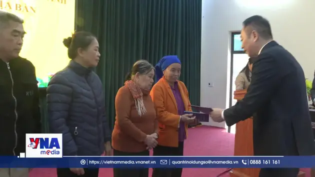 TTXVN tặng quà Tết các hộ khó khăn xã Tân Trào