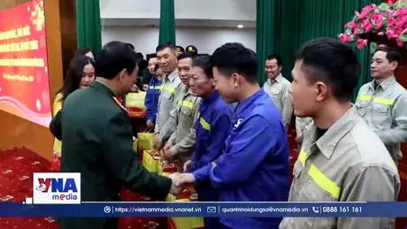 Bộ trưởng Quốc phòng Phan Văn Giang tặng quà Tết tại Thái Nguyên