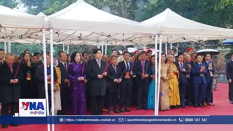 Chủ tịch nước cùng đại biểu kiều bào dâng hương tại Tượng đài Lý Thái Tổ và đền Ngọc Sơn