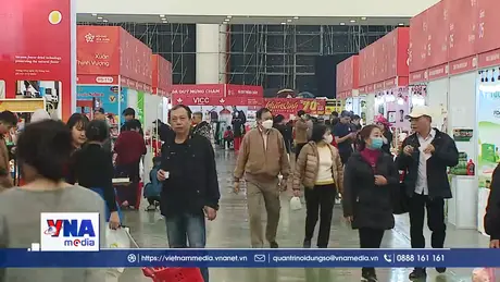 Cuối tuần, người dân nô nức sắm Tết tại Hội chợ Mùa Xuân