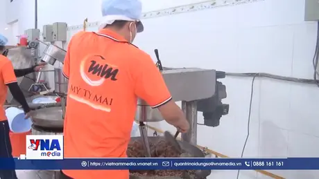 Nhộn nhịp sản xuất bánh mứt phục vụ thị trường Tết tại Vĩnh Long