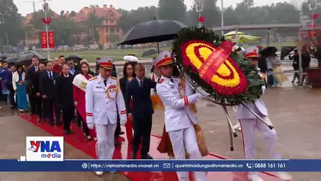 Trạm tin trưa ngày 08/02: Đoàn kiều bào tiêu biểu vào Lăng viếng Chủ tịch Hồ Chí Minh