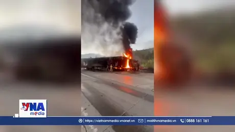 Quảng Ngãi: Xe tải bốc cháy ngùn ngụt trên đèo Lò Xo