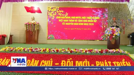 Ủy viên Bộ Chính trị Trần Đức Thắng trao quà Tết tại Sơn La