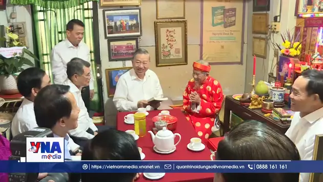 Tổng Bí thư Tô Lâm thăm, chúc Tết Nhà nghiên cứu Nguyễn Đình Tứ