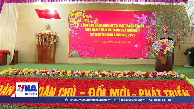 Ủy viên Bộ Chính trị Trần Đức Thắng trao quà Tết tại Sơn La