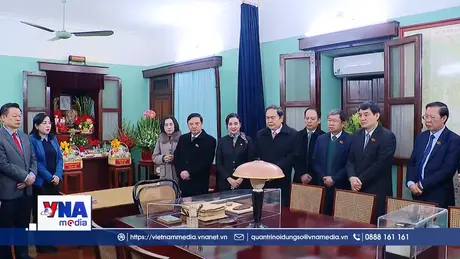 Chủ tịch Quốc hội dâng hương tưởng nhớ Chủ tịch Hồ Chí Minh