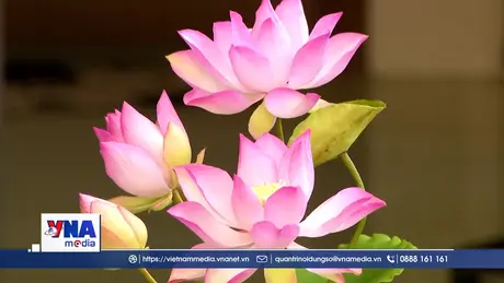 Hoa sen đất sét lên ngôi trong mùa Tết đô thị