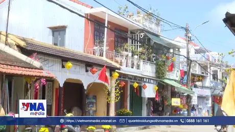 Sắc xuân ngập tràn trên phố cổ Bao Vinh (Huế)