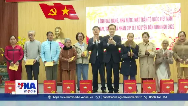 Đồng chí Lê Hoài Trung thăm tặng quà người dân khó khăn tại Huế dịp Tết