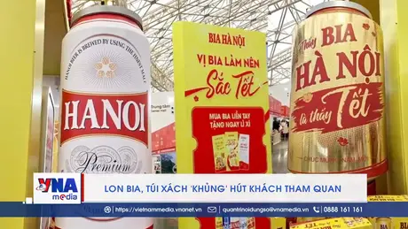 Lon bia, túi xách 'khủng' hút khách tham quan