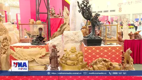 Gian hàng đồ trưng bày Tết đậm chất cổ truyền