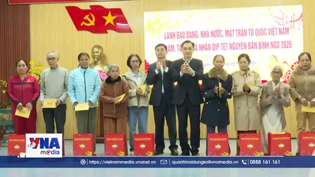 Đồng chí Lê Hoài Trung thăm tặng quà người dân khó khăn tại Huế dịp Tết