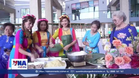Ấm áp hội thi gói bánh chưng ở Đông Bắc Thái Lan