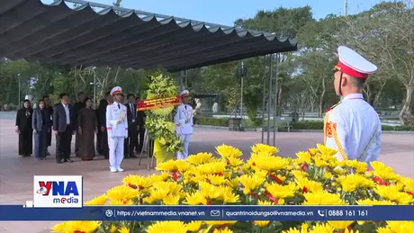 Lãnh đạo tỉnh Quảng Trị viếng, dâng hương tri ân các anh hùng, liệt sỹ