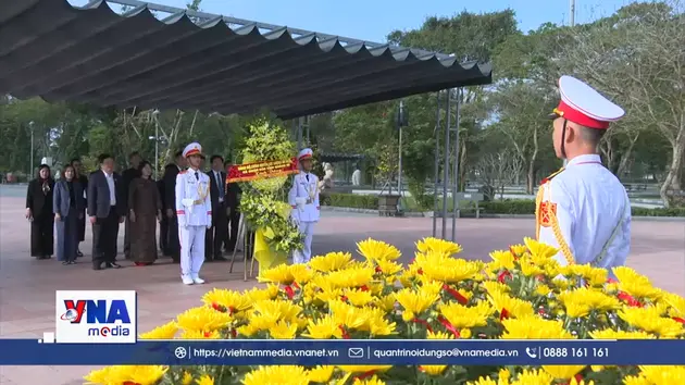 Lãnh đạo tỉnh Quảng Trị viếng, dâng hương tri ân các anh hùng, liệt sỹ