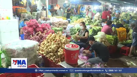 Hàng Tết nhộn nhịp “đổ bộ” chợ đầu mối TP.HCM