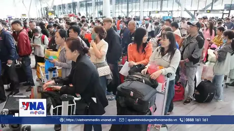 Sân bay Tân Sơn Nhất nhộn nhịp người lao động về quê đón Tết