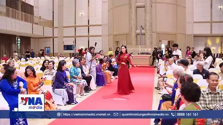 Áo dài Việt kết nối cộng đồng tại đất nước Chùa Vàng