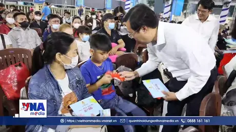 Xuân về theo những chuyến tàu xe nghĩa tình